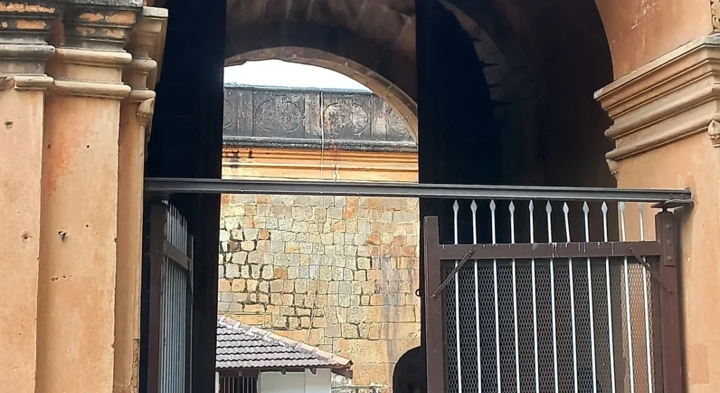 Kempegowda fort distance from Bangalore